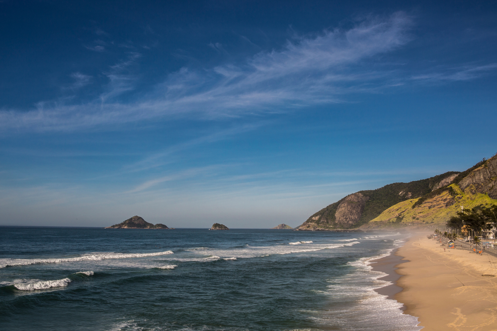 Alga deixa coloração da água das praias do rio escura