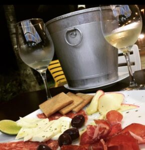 Comemore o Dia do beijo com um bom vinho à beira mar 3